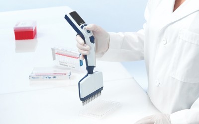 multichannel electronic pipette held in hand